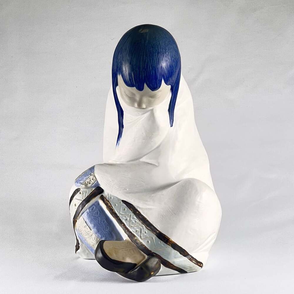 Lladro Eskimo Girl Figurine 2008 Gres Porcelain